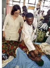 Ein einheimischer Arzt untersucht zusammen mit Dr. Jennifer Evans ein Kind mit Malaria